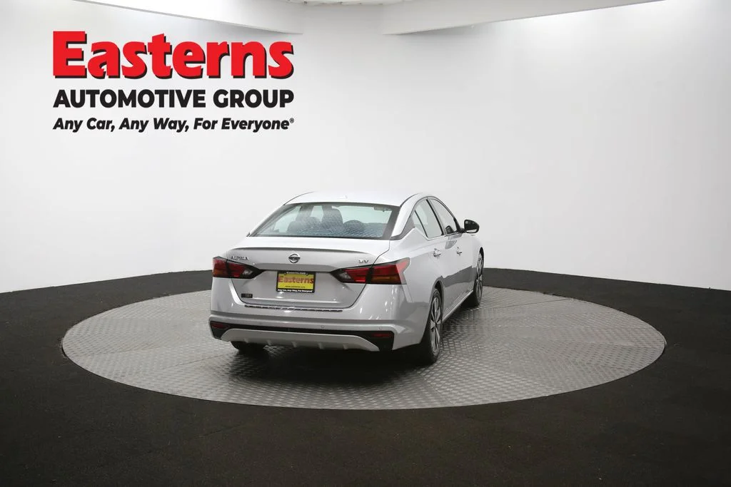 Used 2022 Silver Nissan 2.5 SV image 37