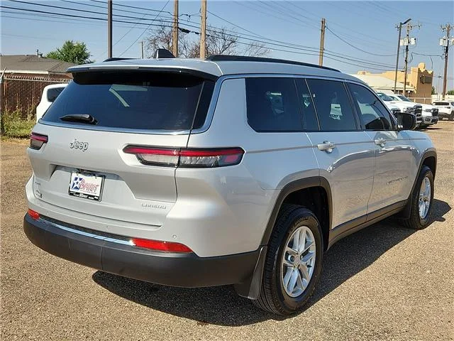 Used 2025 Silver Jeep Laredo 4x4 image 4
