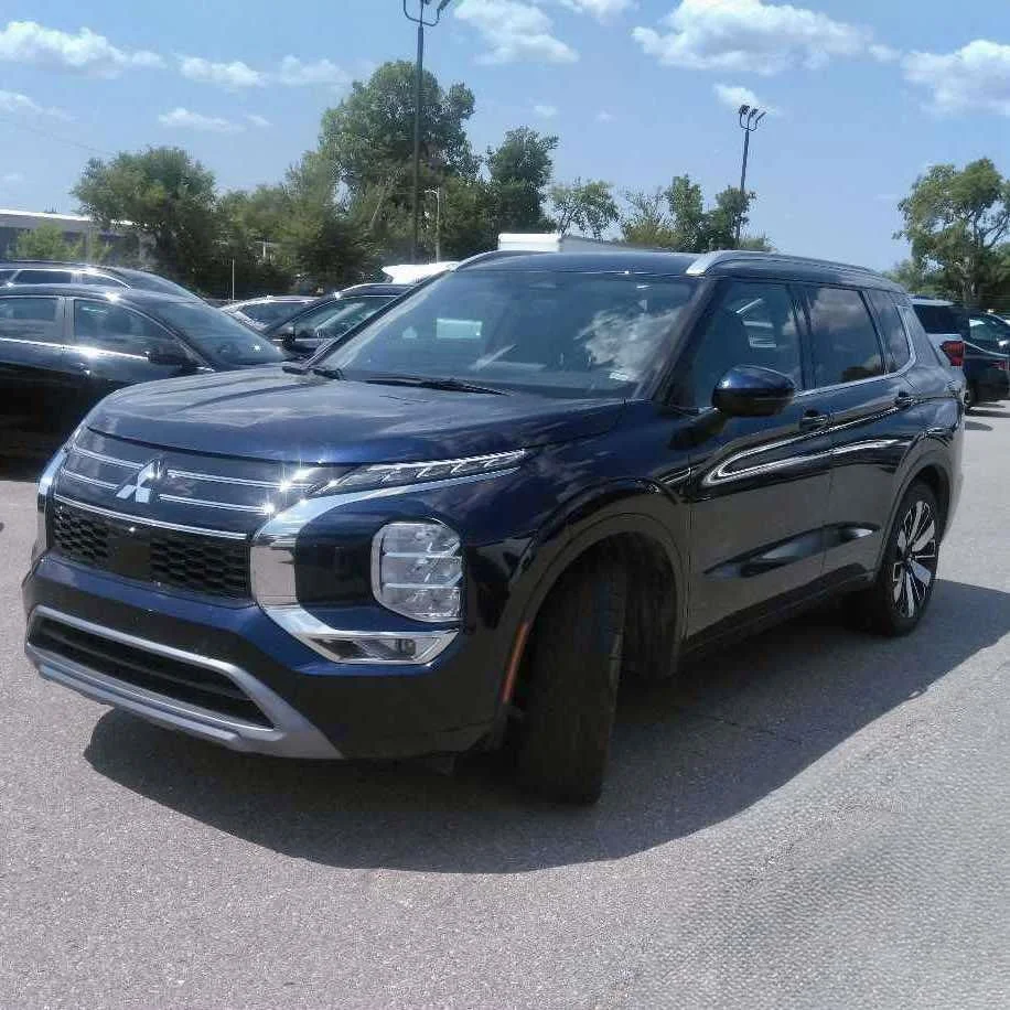Used 2025  Mitsubishi SEL image 2