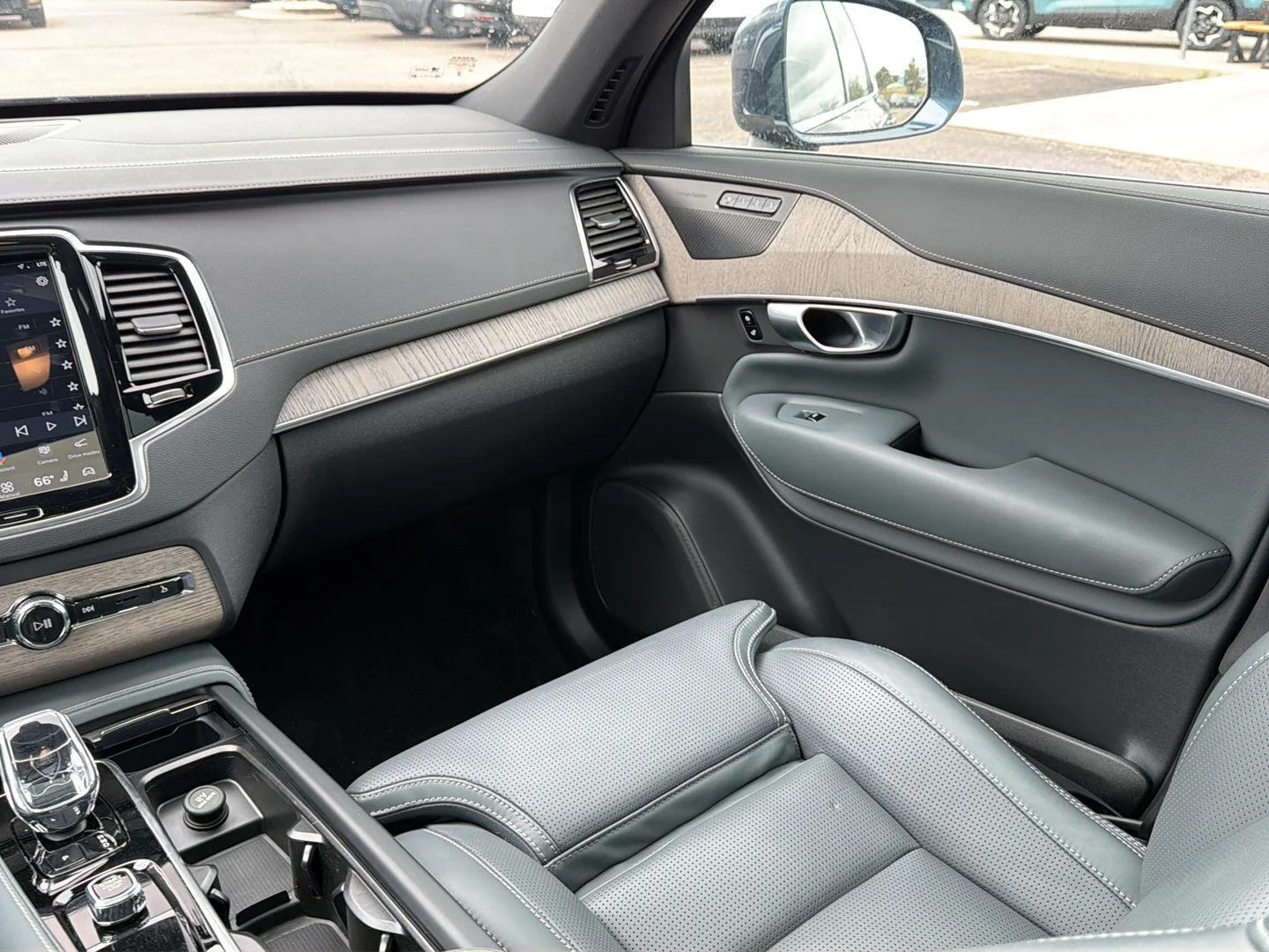 Used 2024 Denim Blue Metallic Volvo Ultimate Bright Theme image 23
