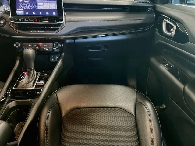 Used 2025 White Jeep Latitude image 18