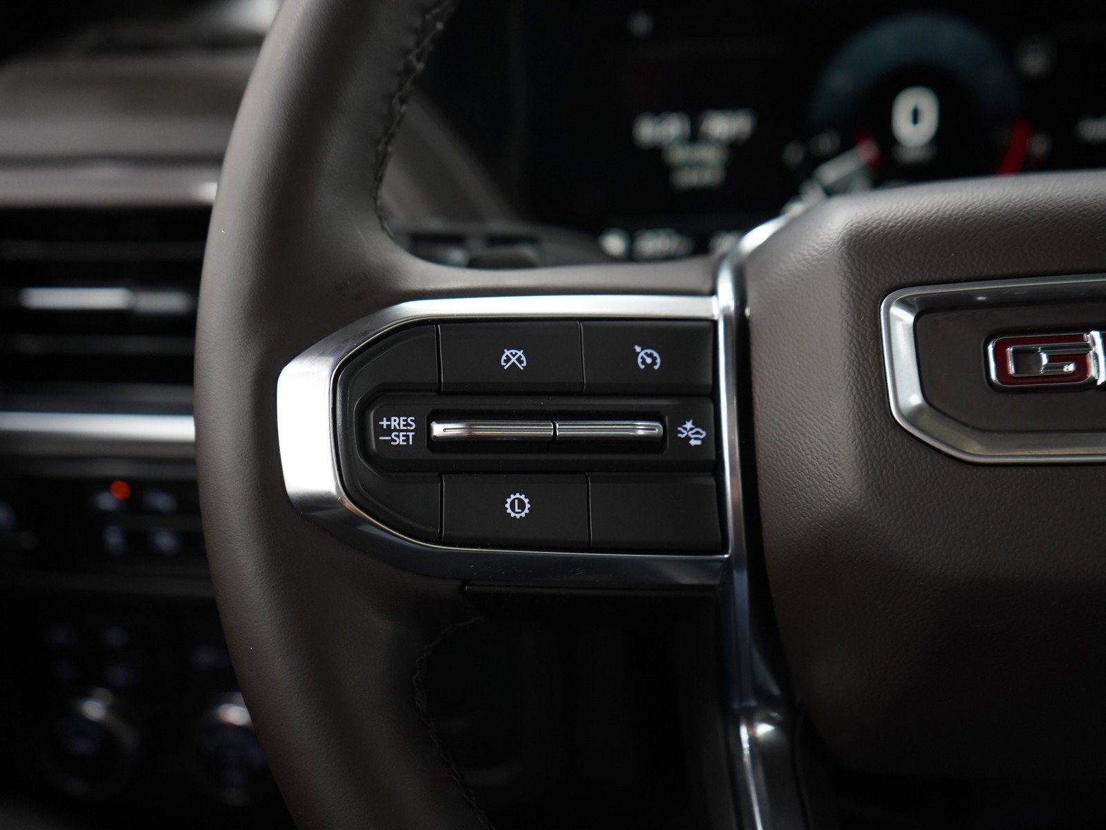 Used 2025 Summit White GMC Elevation image 26