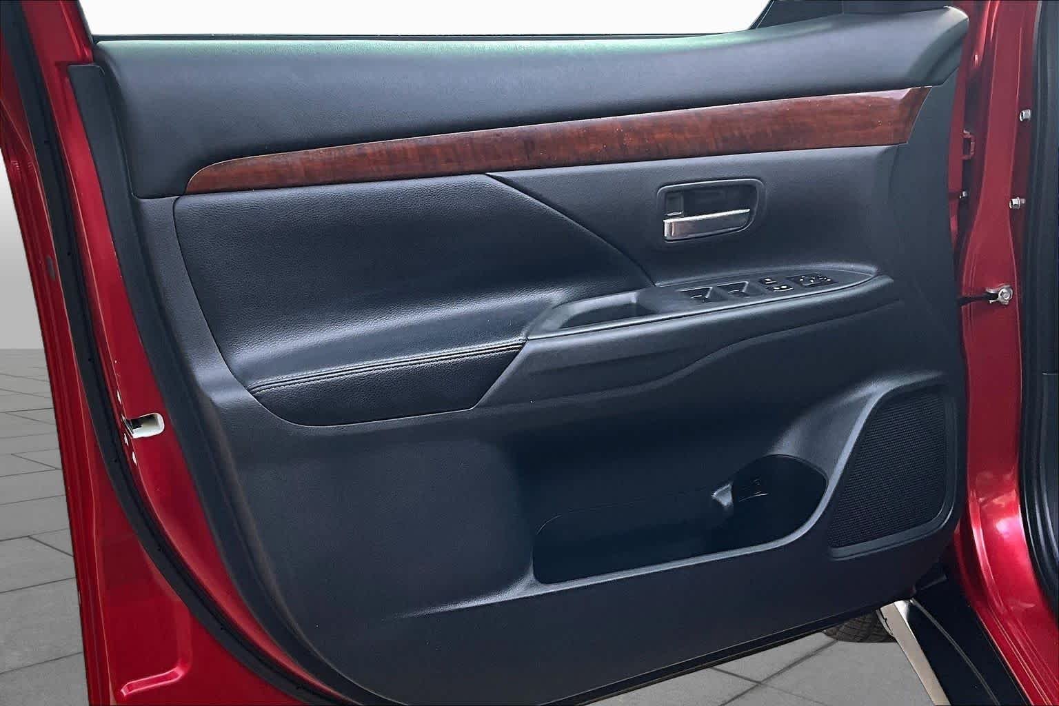 Used 2015 Rally Red Mitsubishi SE image 22