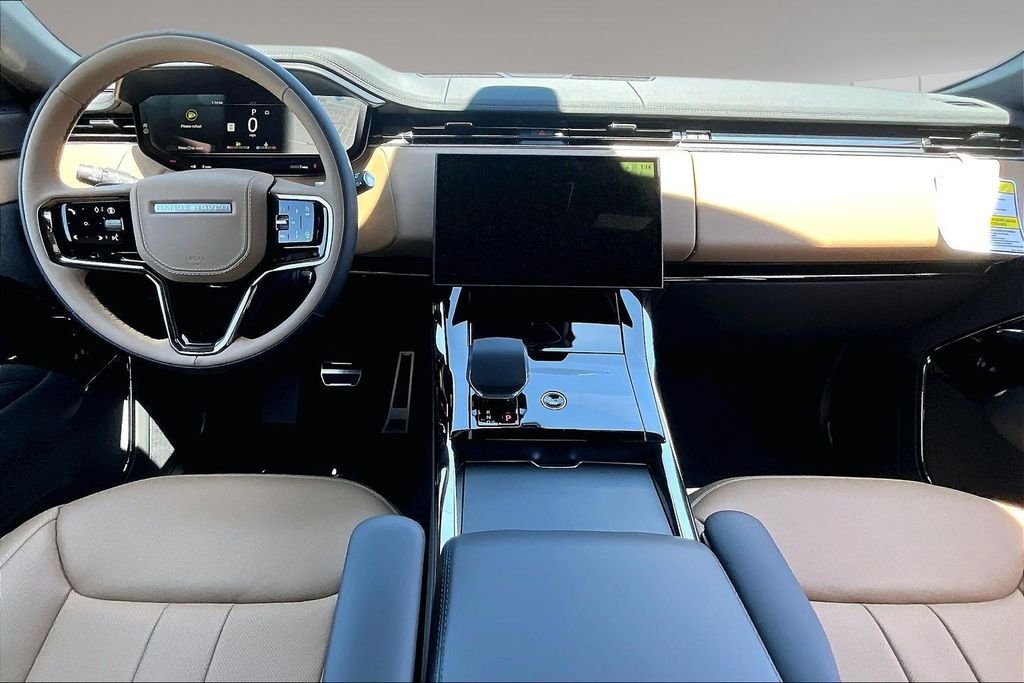 New 2026 FUJI WHITE Land Rover Dynamic SE image 5