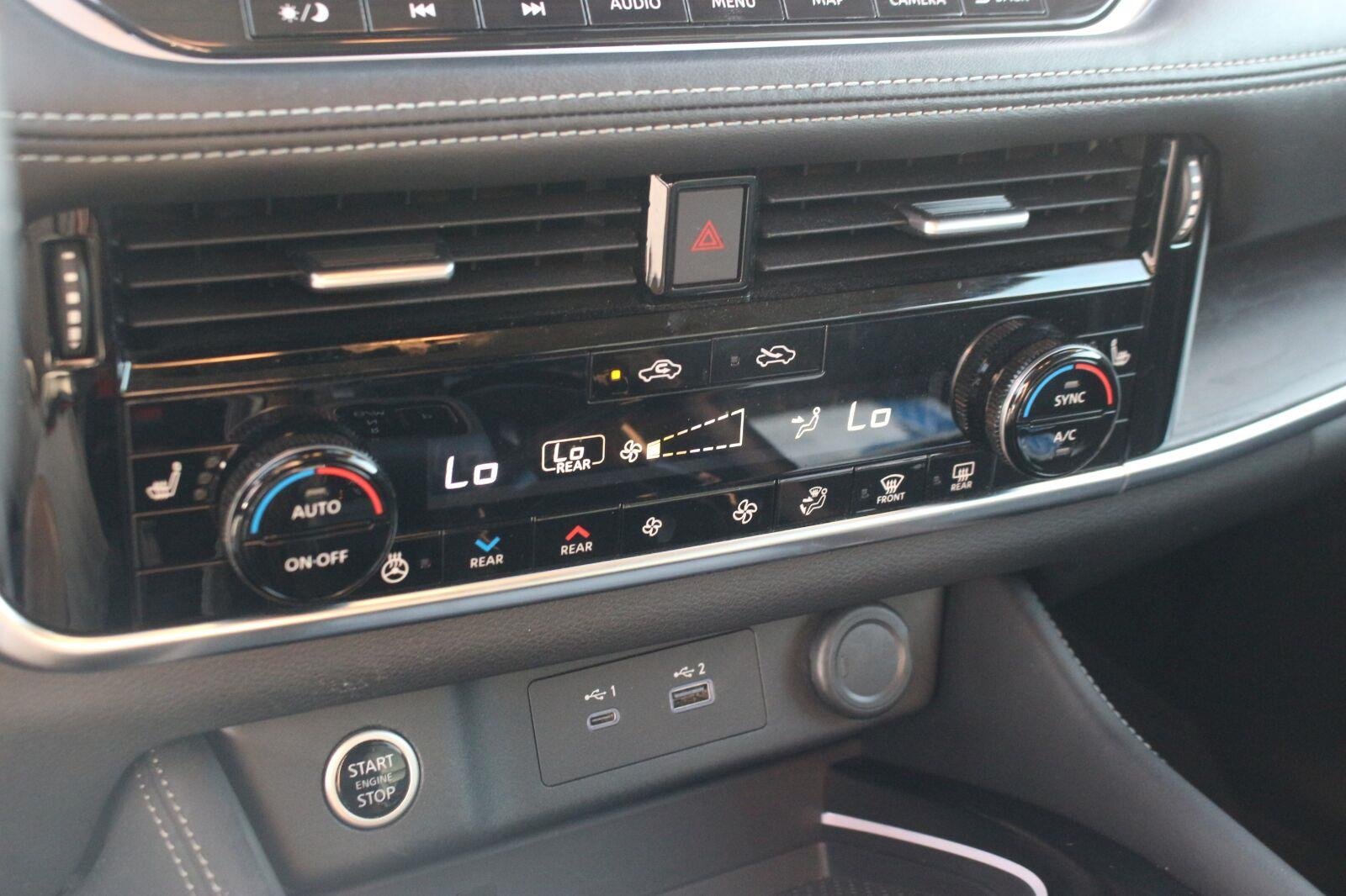 Used 2022 Gold Nissan Platinum image 27