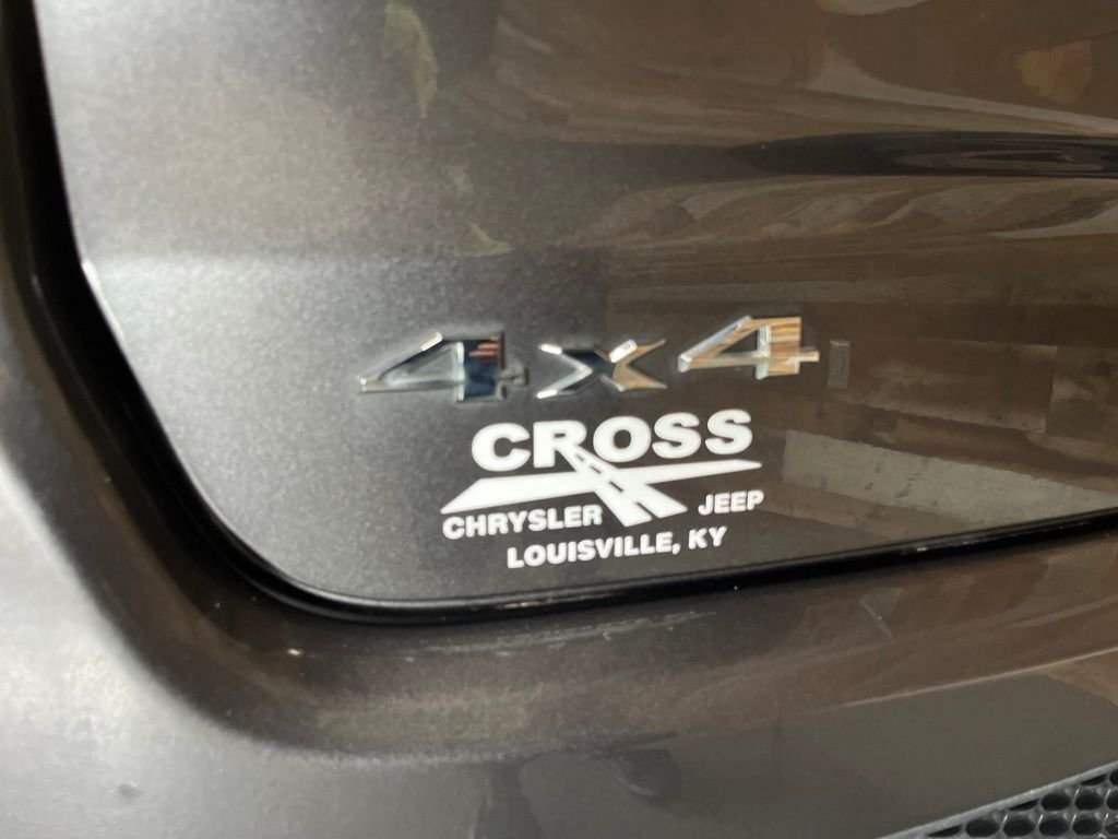 Used 2022 Crystal Metallic Jeep Latitude image 18