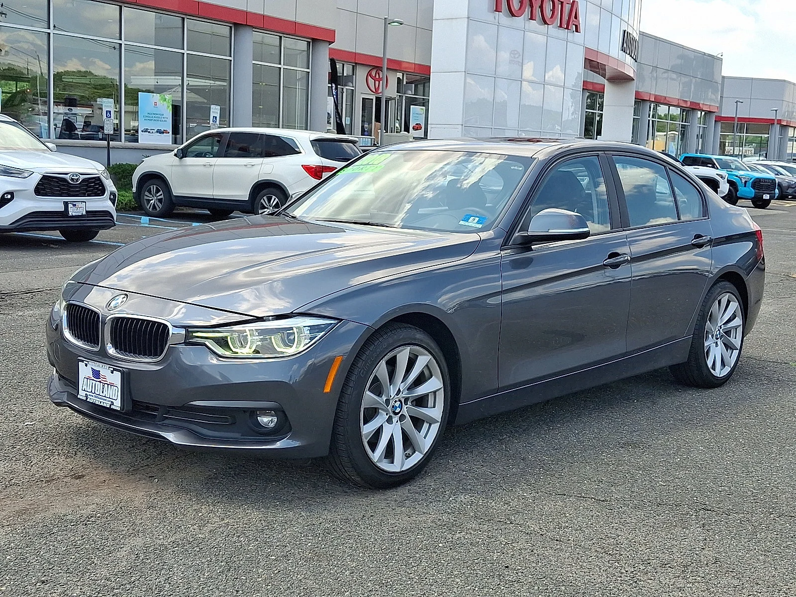 Used 2018 Mineral Gray Metallic BMW 320i xDrive image 3