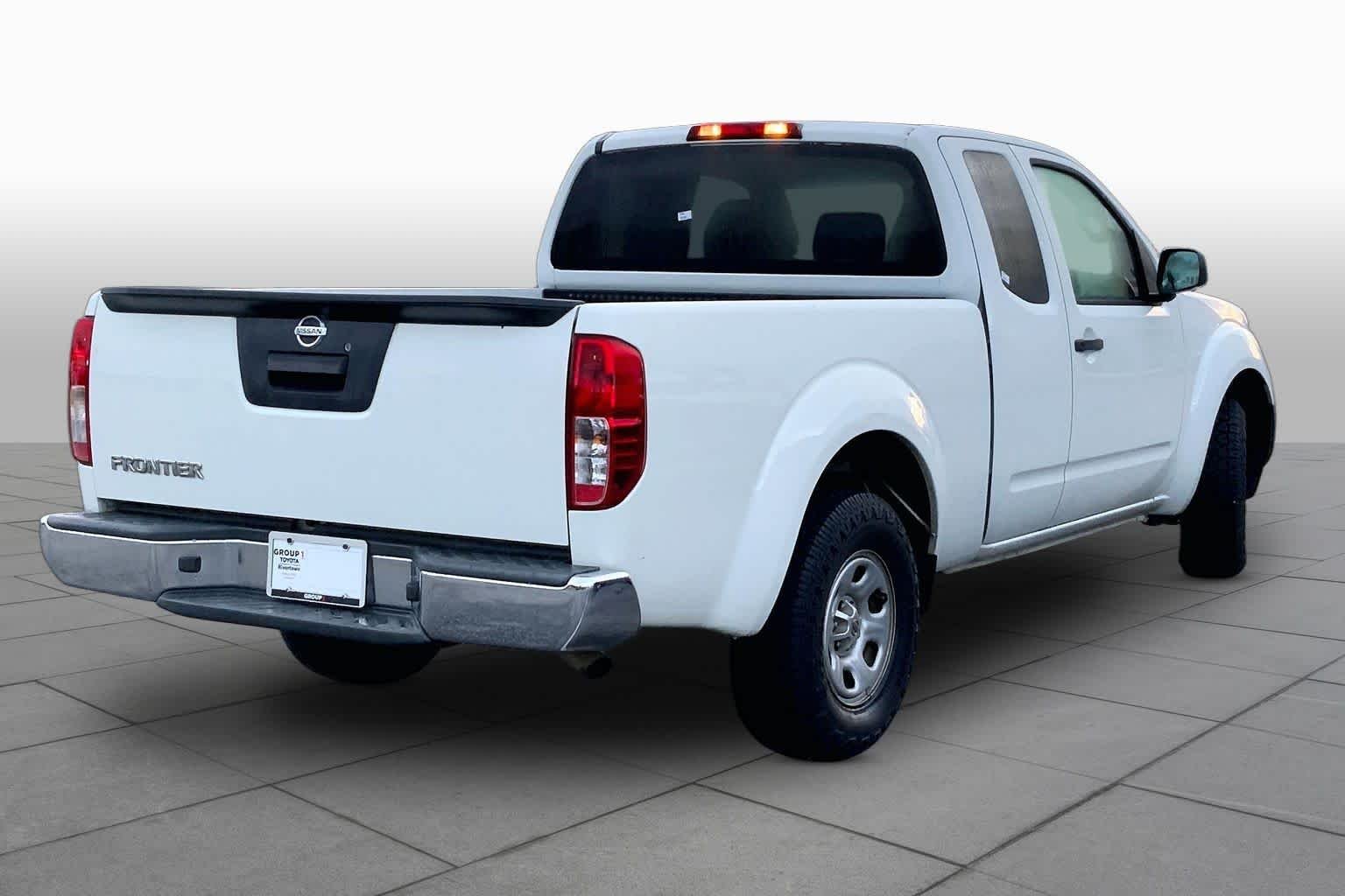 Used 2015 Glacier White Nissan S image 12