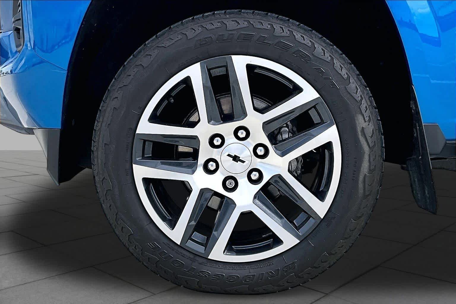 Used 2023 Glacier Blue Metallic Chevrolet 4WD Z71 image 11