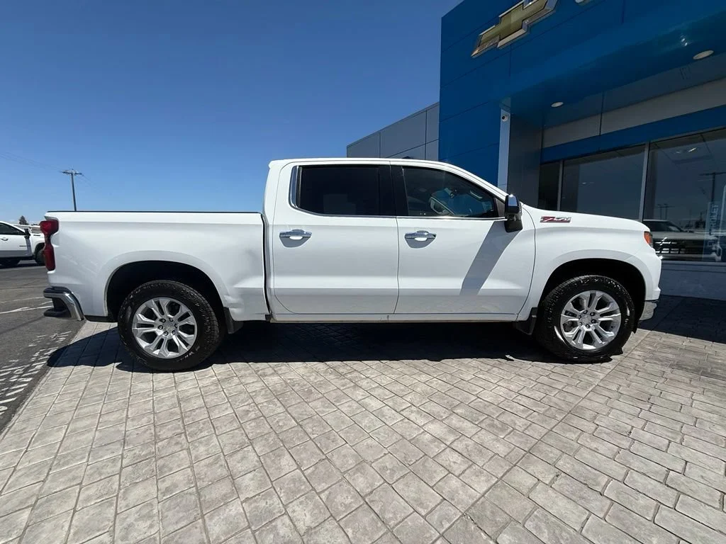 Used 2022 Summit White Chevrolet LTZ image 13