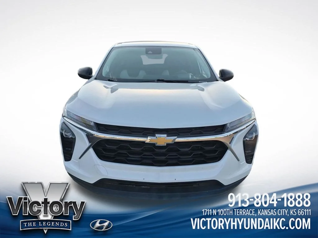 Used 2025 White Chevrolet LS image 8