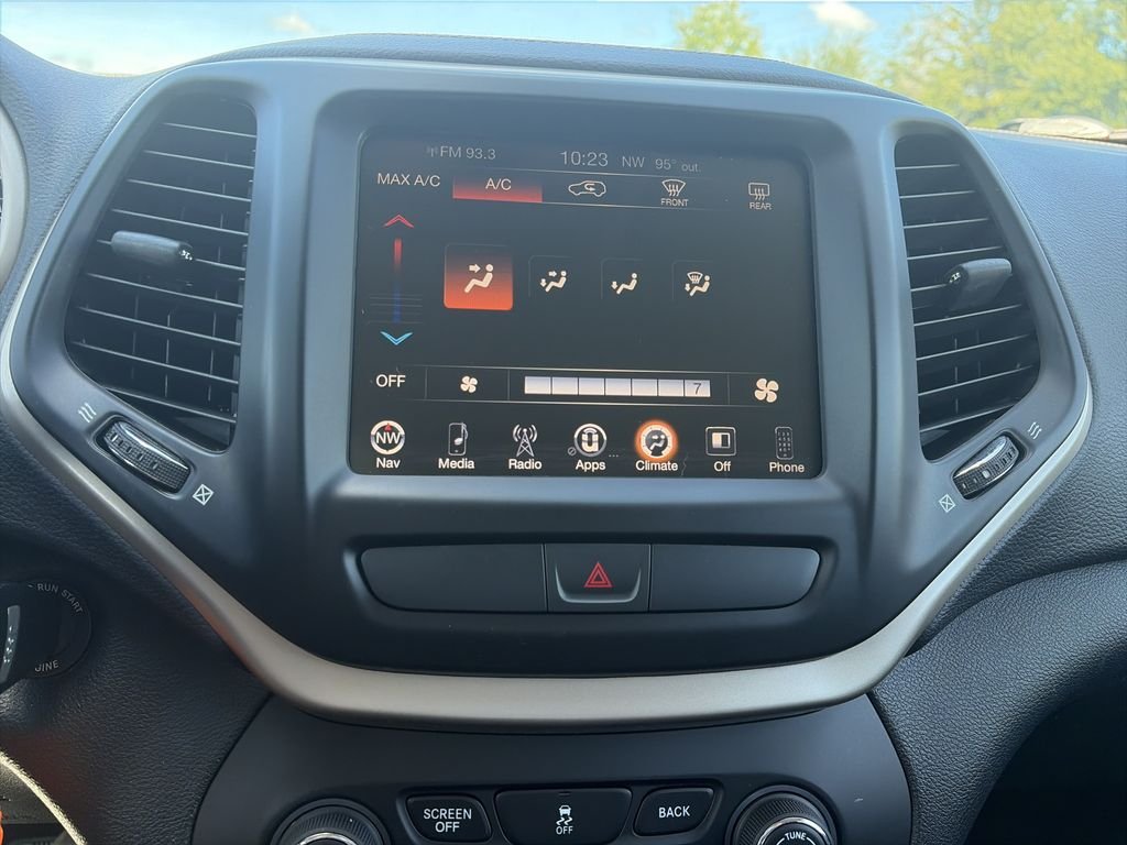 Used 2016 Bright White Clearcoat Jeep Latitude image 22