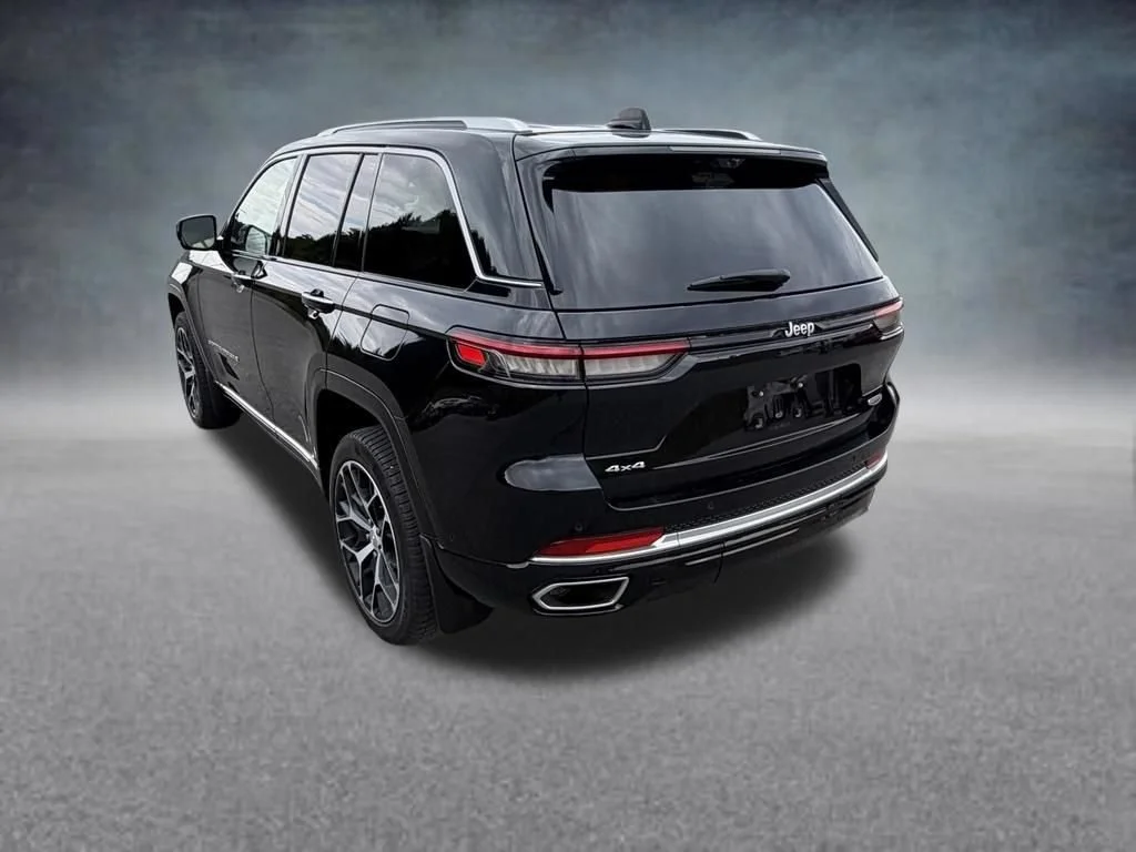 Used 2023 Diamond Black Cry Jeep Summit Reserve image 3