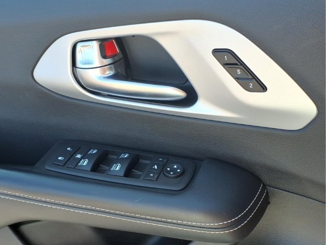 Used 2025  Chrysler Limited image 13