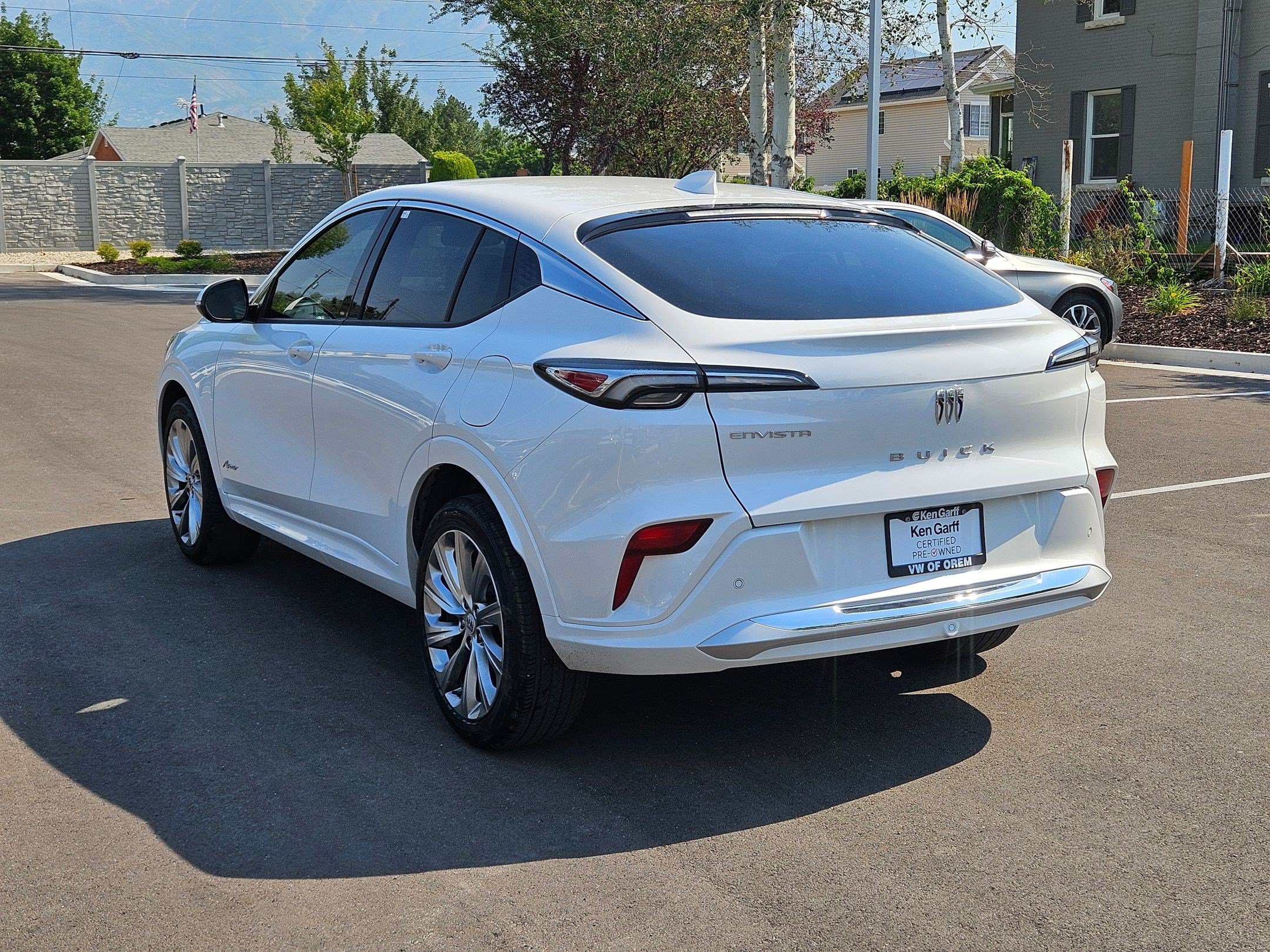 Used 2025 White Frost Tricoat Buick Avenir image 7