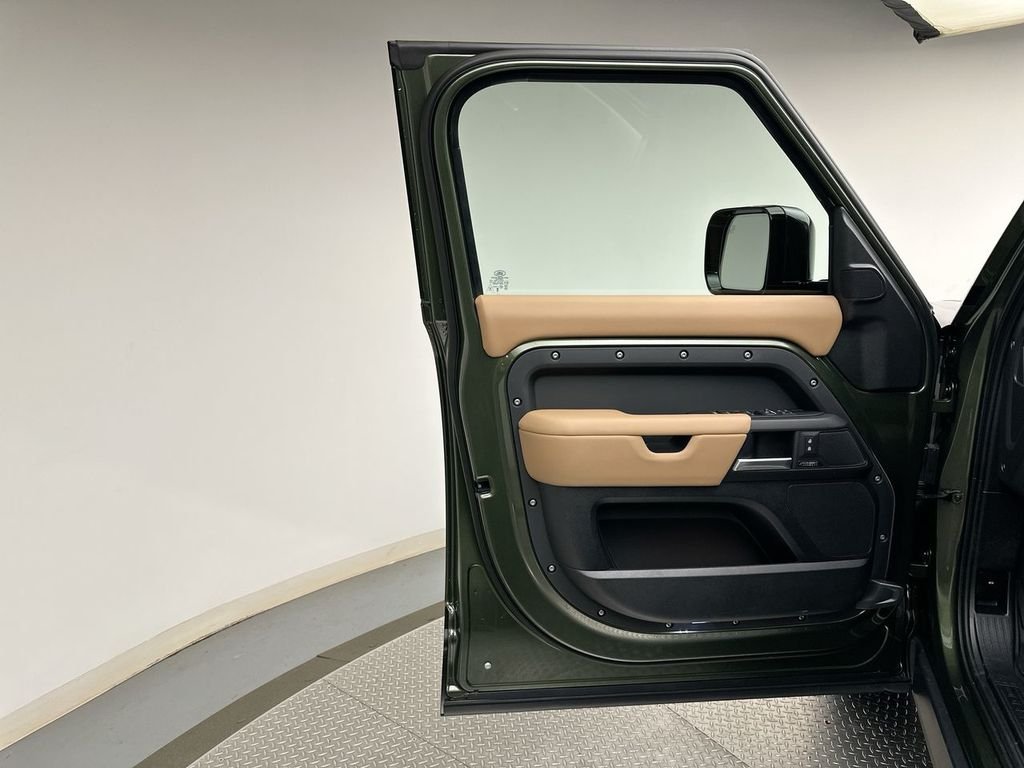 New 2026 Woolstone Green Land Rover X-Dynamic SE image 9