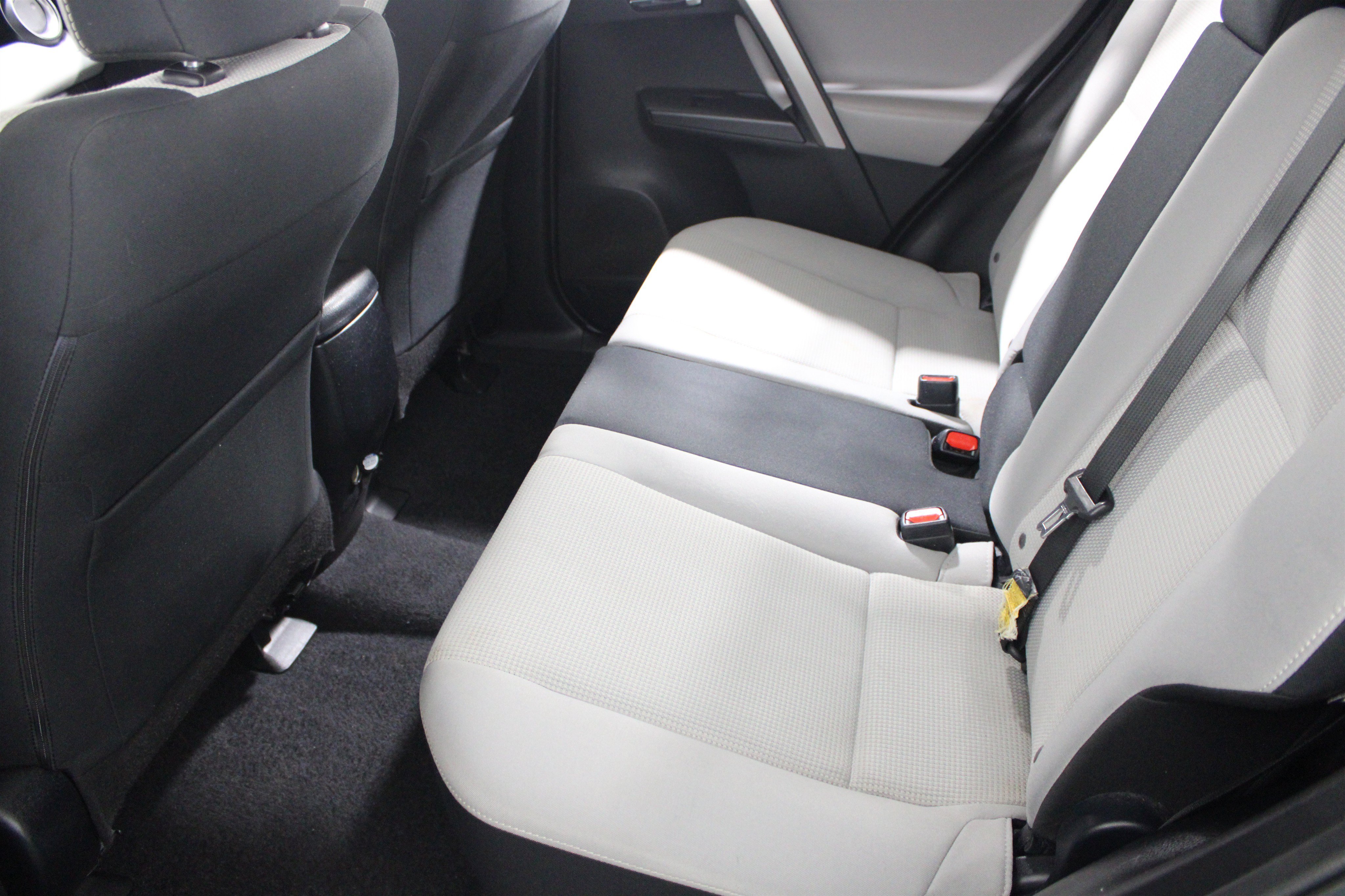 Used 2018 Silver Sky Metallic Toyota XLE image 21