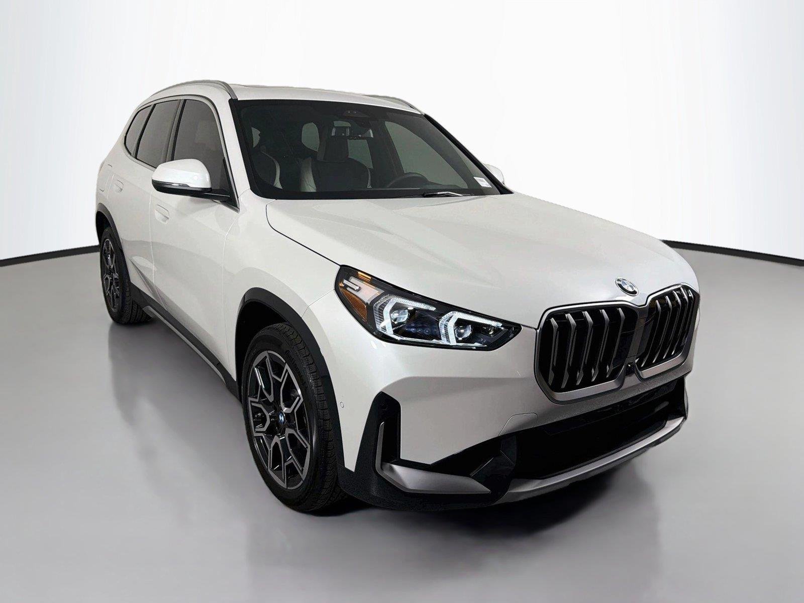 New 2027 Mineral White Metallic BMW xDrive28i image 3