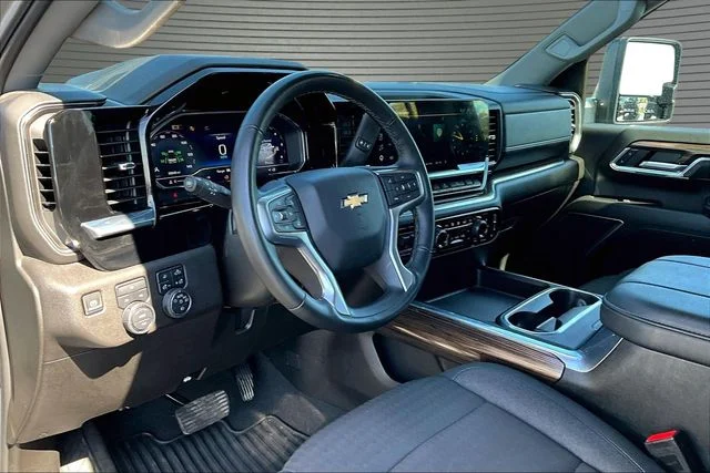 Used 2025 Gray Chevrolet LT image 17