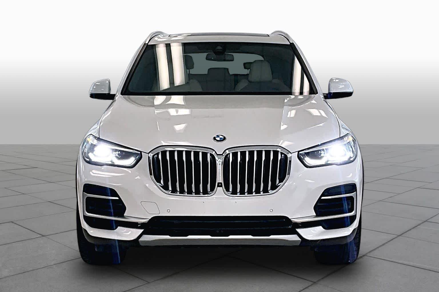 Used 2022 Mineral White Metallic BMW sDrive40i image 3