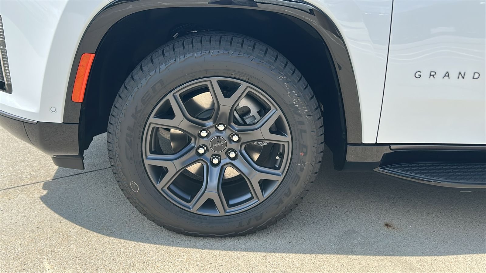 New 2026 Bright White Clear-Coat Exterior Paint Jeep Upland image 10