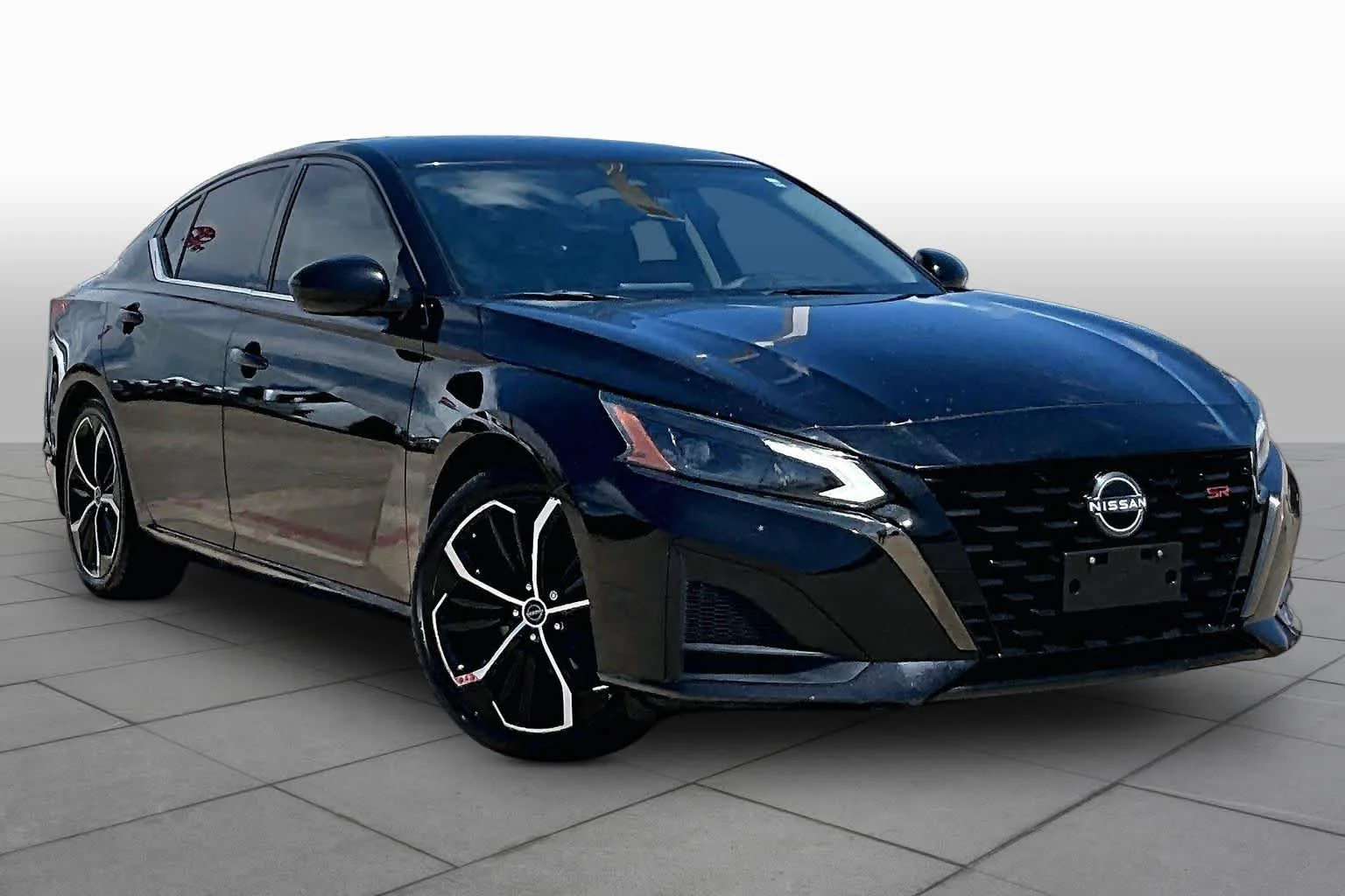 Used 2023 Super Black Nissan 2.5 SR image 3
