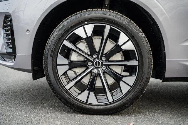 New 2026 Aurora Silver Volvo Plus image 18