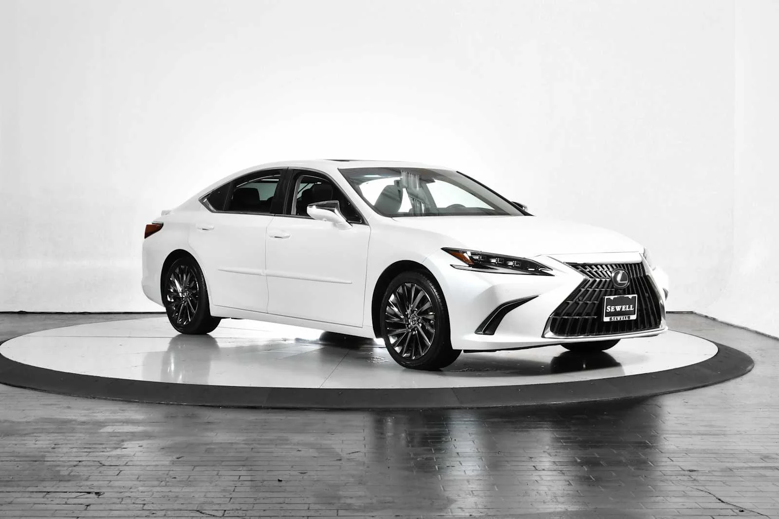 Certified Used 2024 EMINENT WHITE PEARL Lexus Ultra Luxury image 9