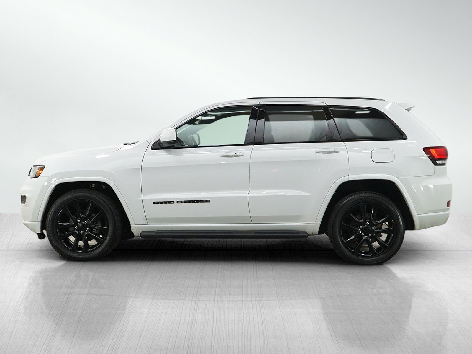 Used 2019 Jeep Grand Cherokee Altitude with VIN 1C4RJFAG7KC741069 for sale in Burnsville, Minnesota