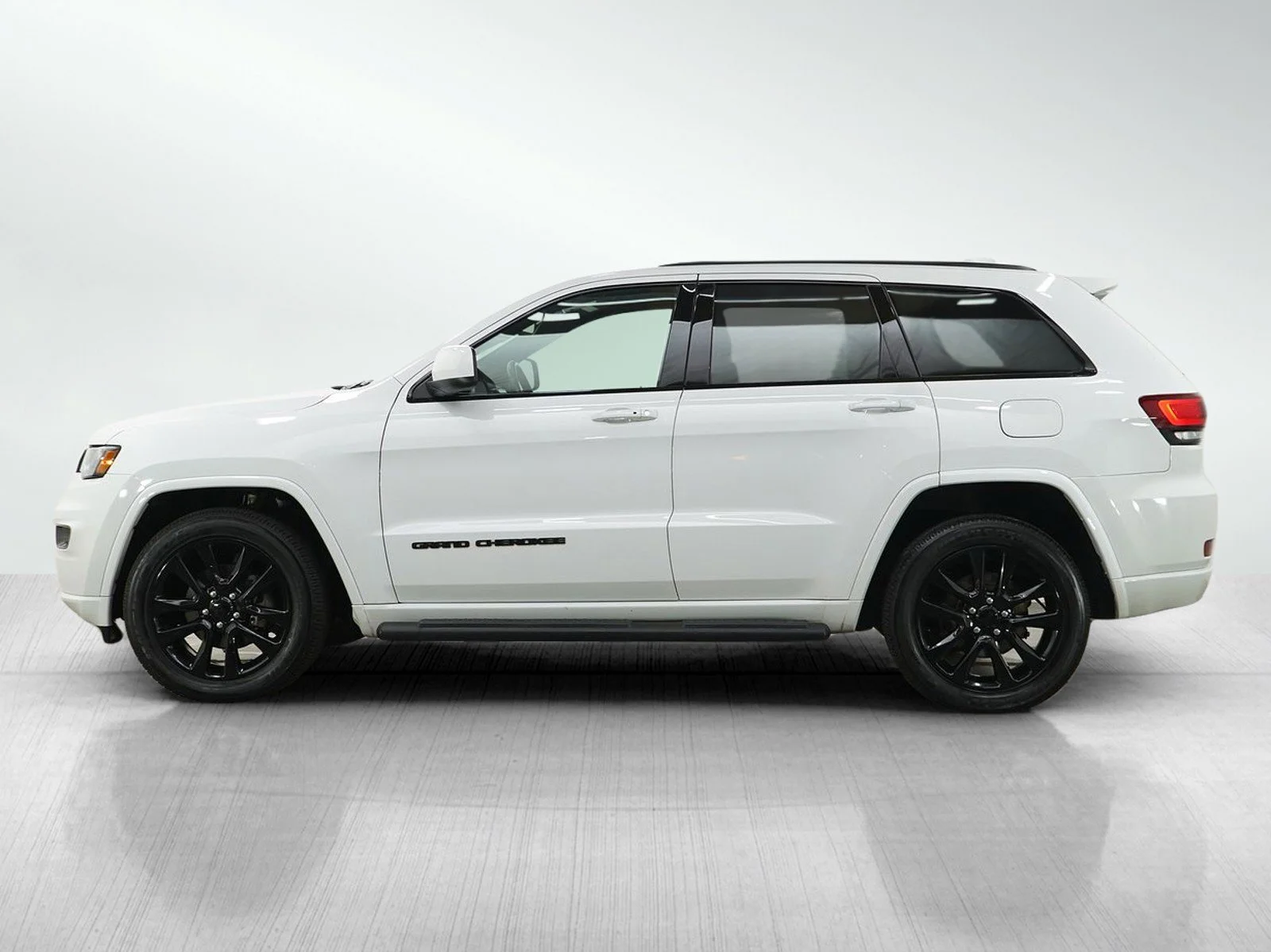 Used 2019 Jeep Grand Cherokee Altitude with VIN 1C4RJFAG7KC741069 for sale in Burnsville, Minnesota