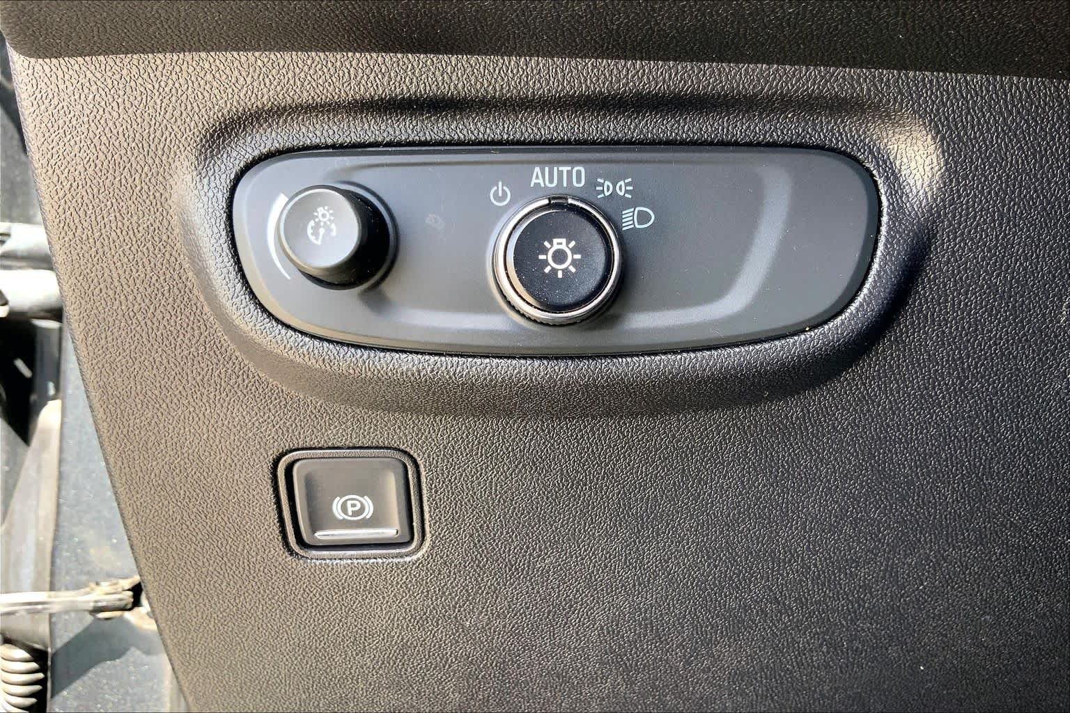 Used 2018 Graphite Gray Metallic GMC SLE image 33