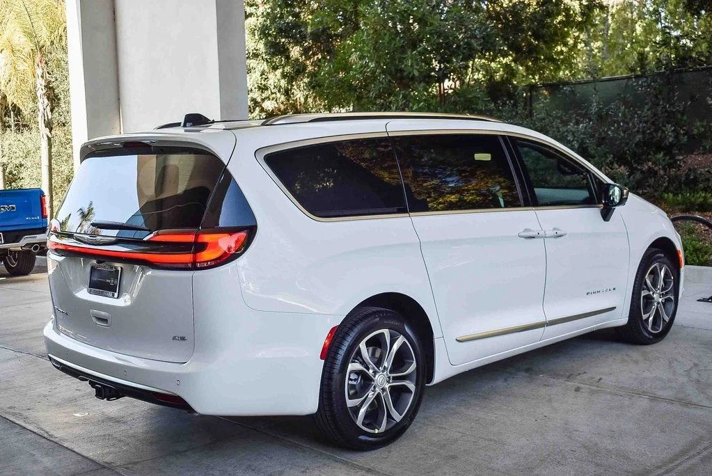 New 2026 Bright White Clear-Coat Exterior Paint Chrysler Pinnacle image 6