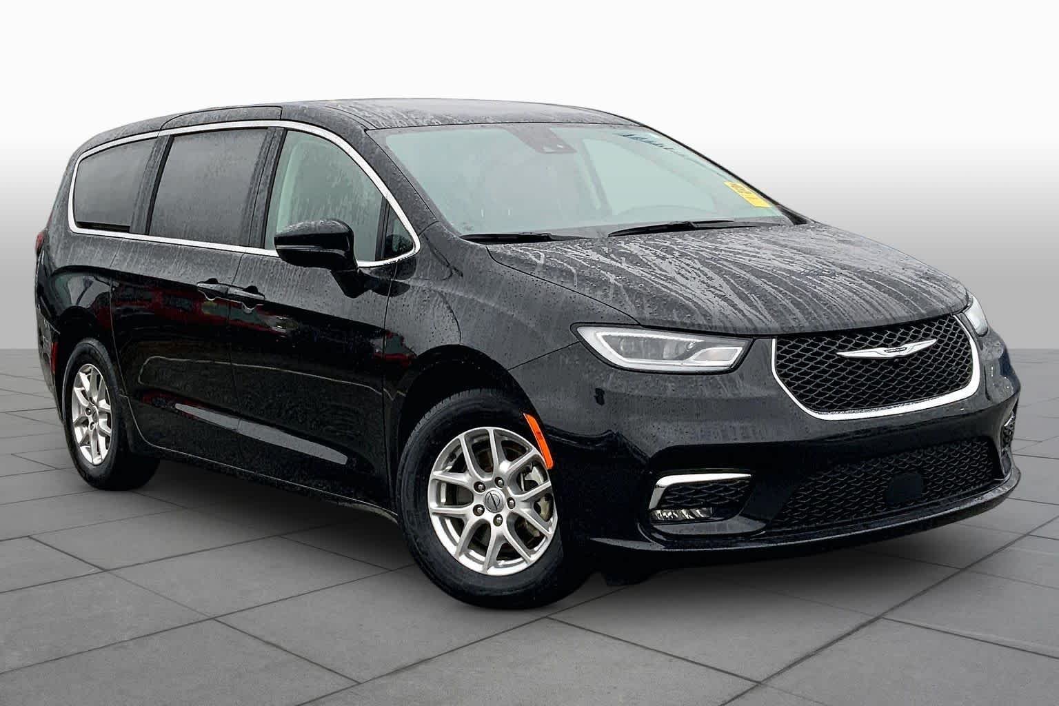 Used 2024 Diamond Black Crystal Pearlcoat Chrysler Touring L image 3