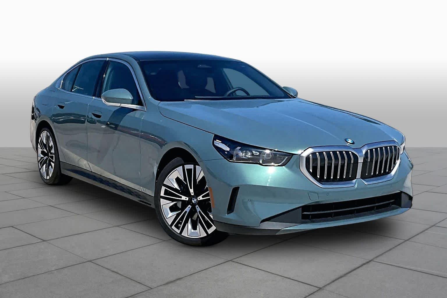 Used 2026 Cape York Green Metallic BMW 530i image 2