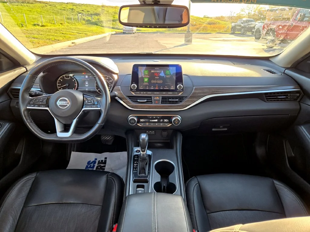 Used 2019 White Nissan 2.5 SL image 16