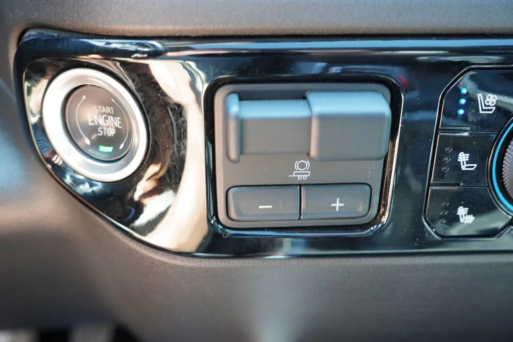 Used 2024 Summit White Chevrolet LTZ image 33