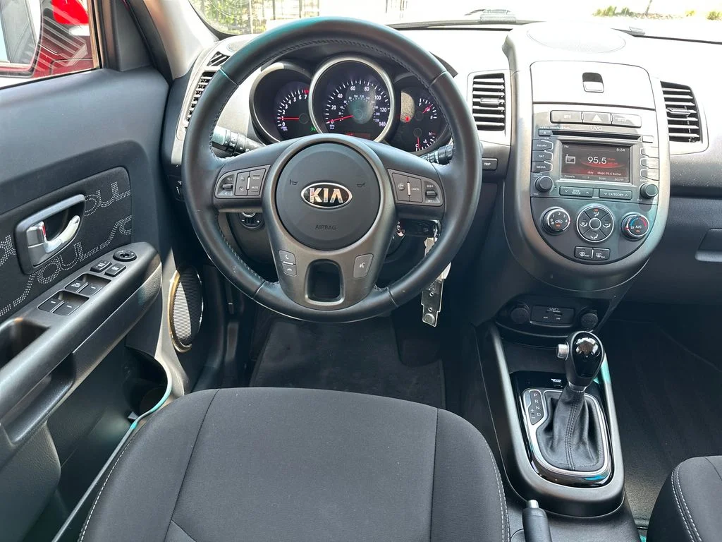 Used 2013 Red Kia Plus image 31