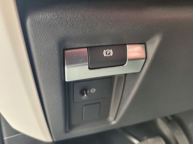 Used 2025 White Land Rover S image 19