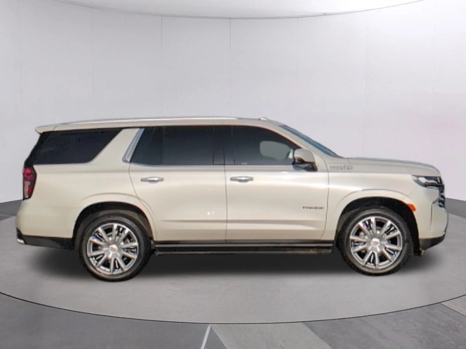 Used 2021 IRIDESCENT PEARL TRICOAT Chevrolet High Country image 8
