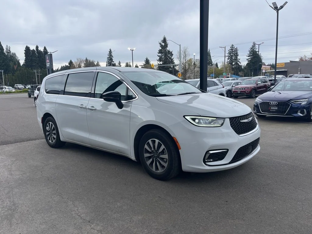 Used 2024 White Chrysler Select image 1