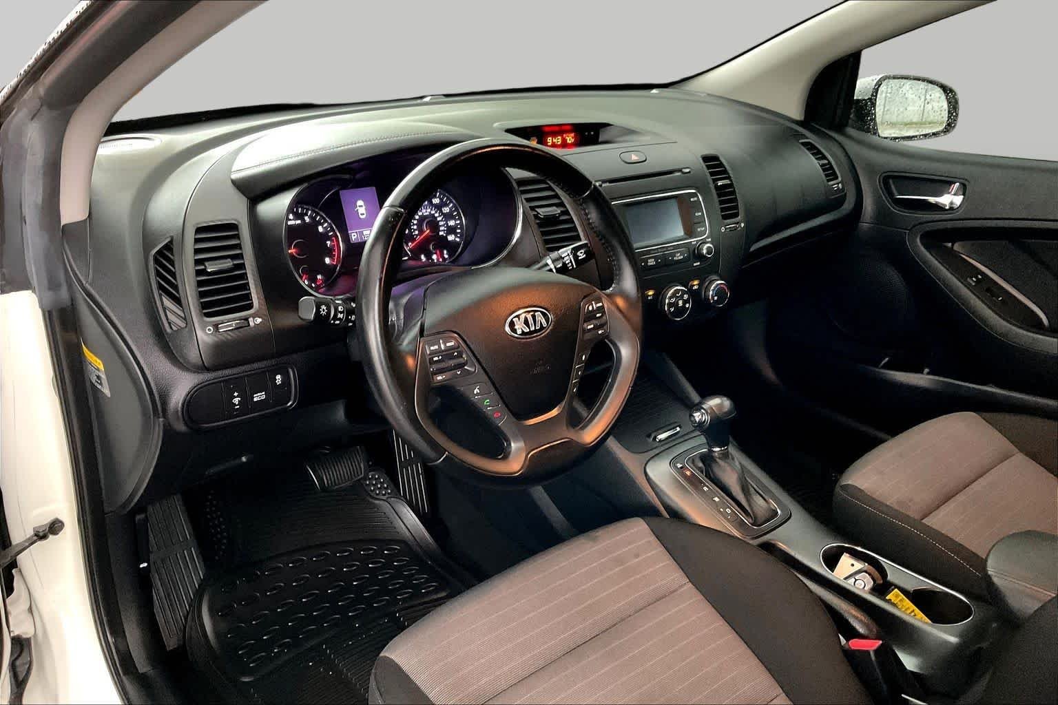 Used 2016 Snow White Pearl Kia EX image 16