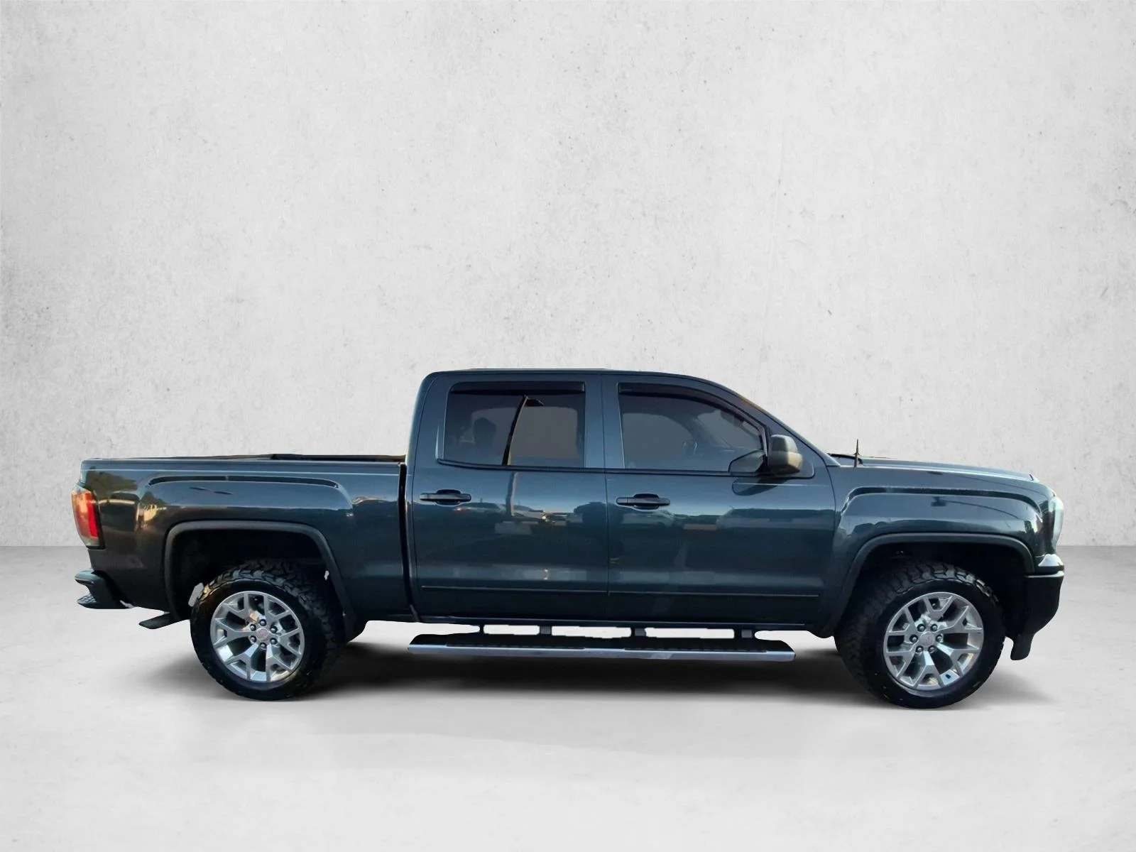 Used 2018 Dark Slate Metallic GMC SLT image 4