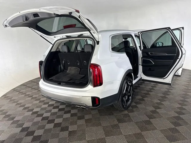 Used 2024 White Kia S image 16