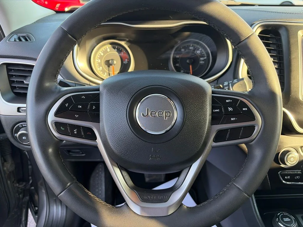 Certified Used 2022 Gray Jeep Latitude Lux image 26