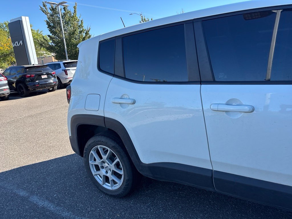 Used 2023 White Jeep Latitude image 9