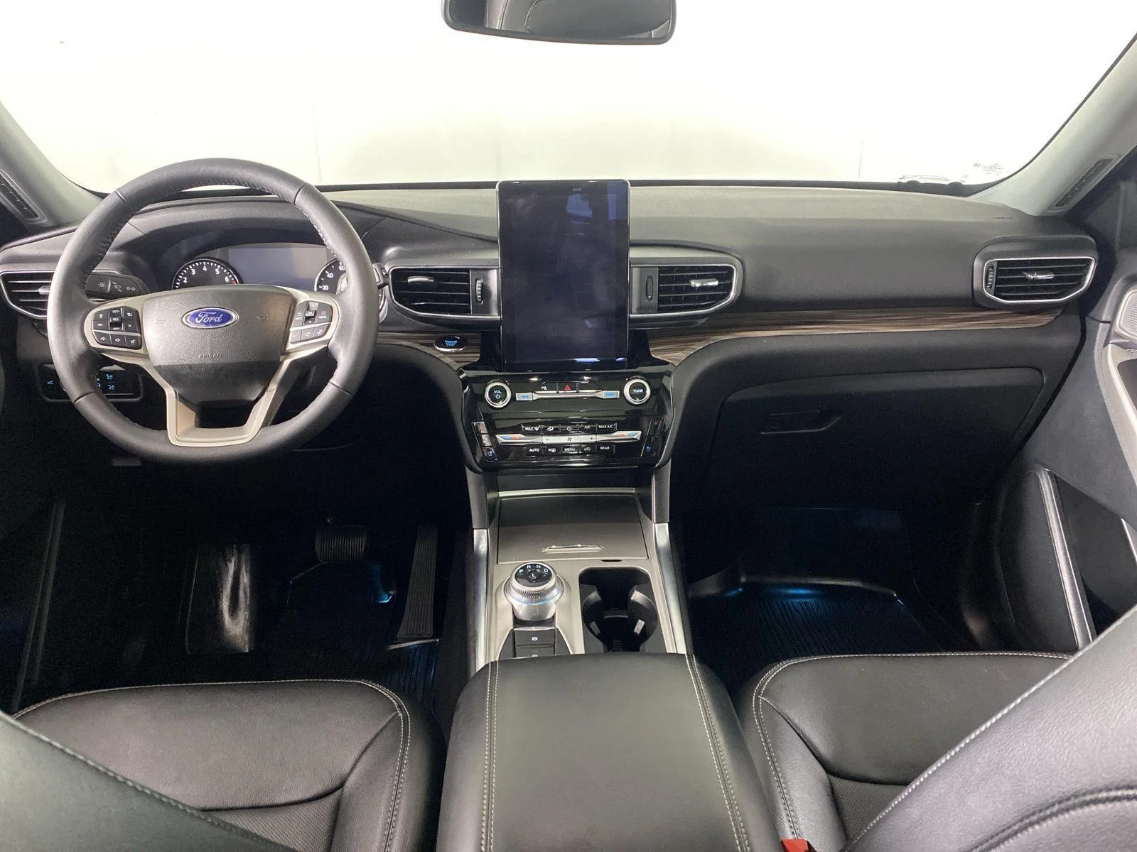 Used 2023 Iconic Silver Ford Limited image 2