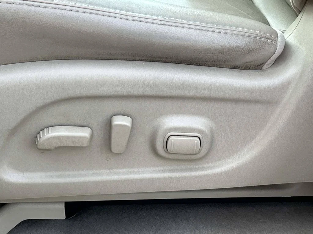 Used 2015 White Nissan SL image 27