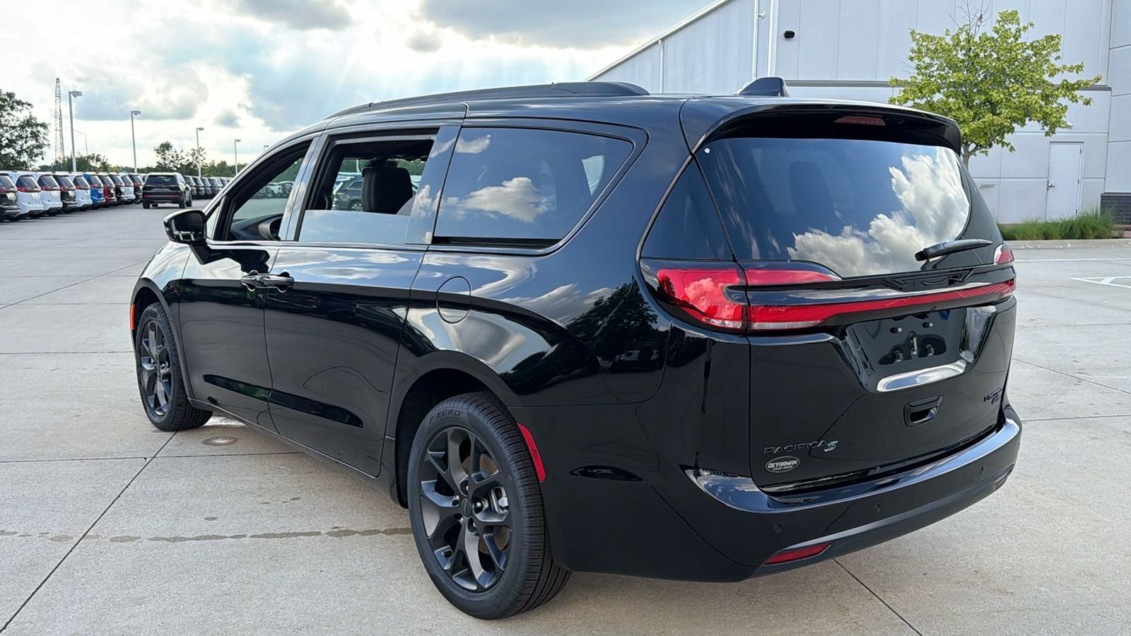 New 2027 Diamond Black Crystal Pearl-Coat Exterior Paint Chrysler Limited image 7