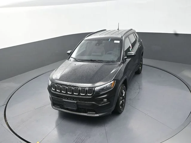 New 2026 Diamond Black Crystal Pearl-Coat Exterior Paint Jeep Latitude image 13