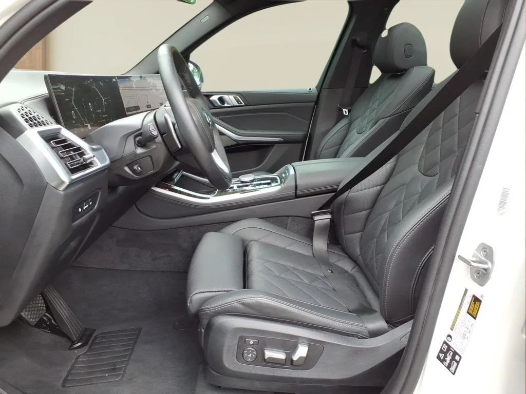 Used 2025 White BMW xDrive40i image 16